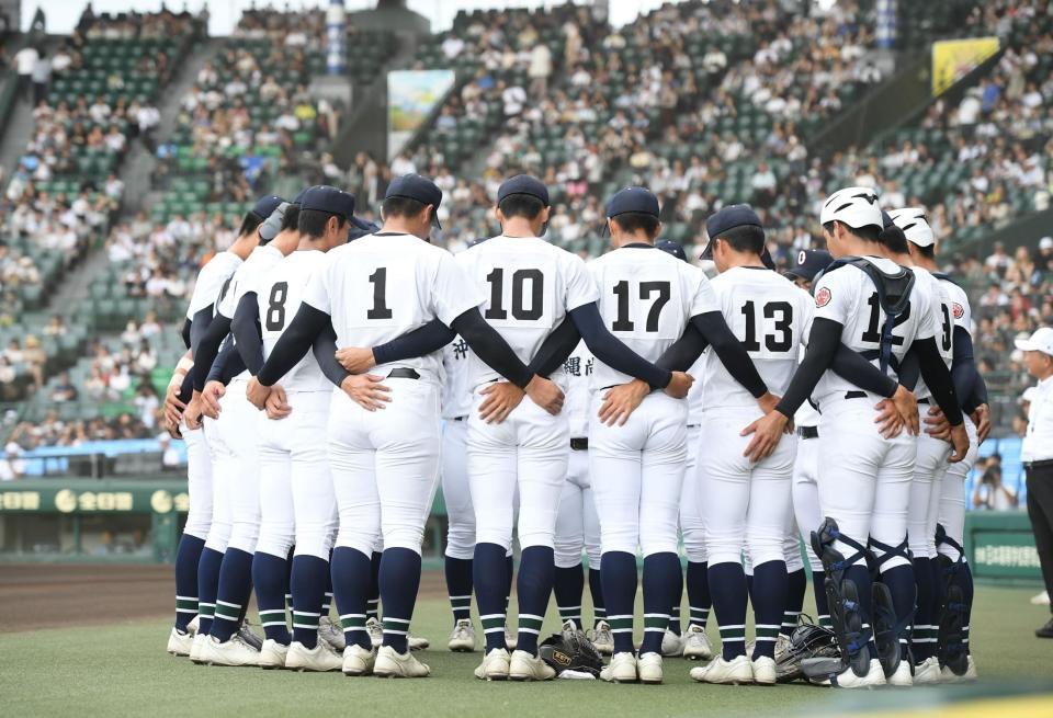 　試合前に円陣を組む沖縄尚学ナイン（撮影・西田忠信）