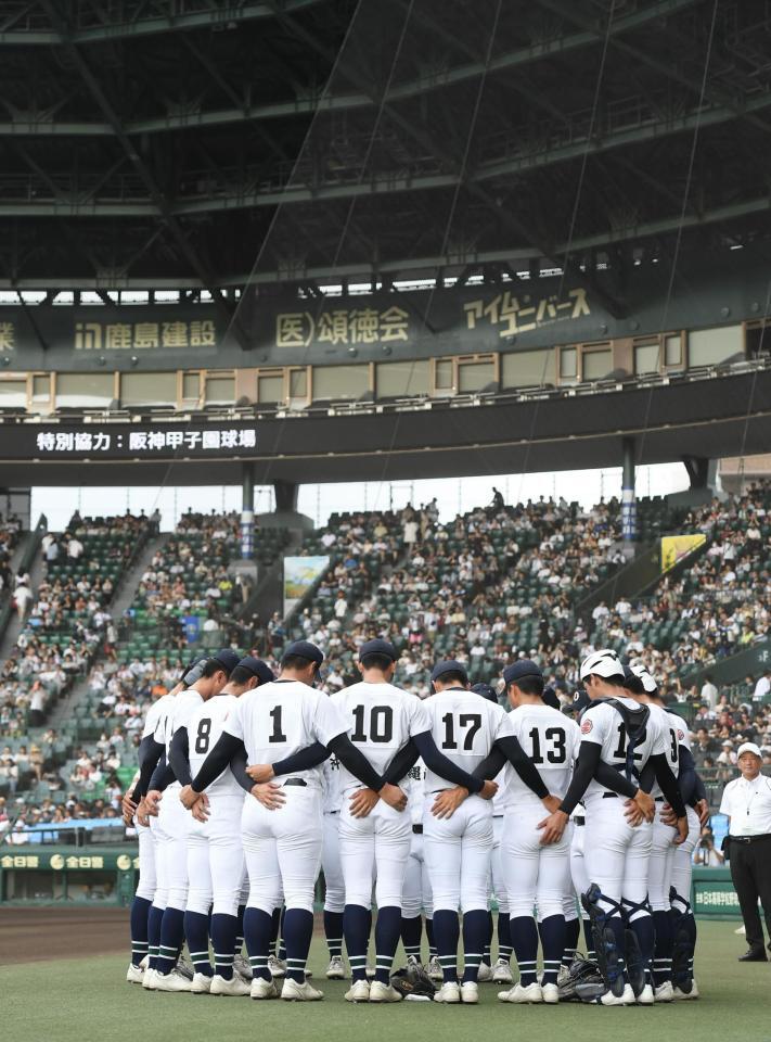 　試合前に円陣を組む沖縄尚学ナイン（撮影・西田忠信）