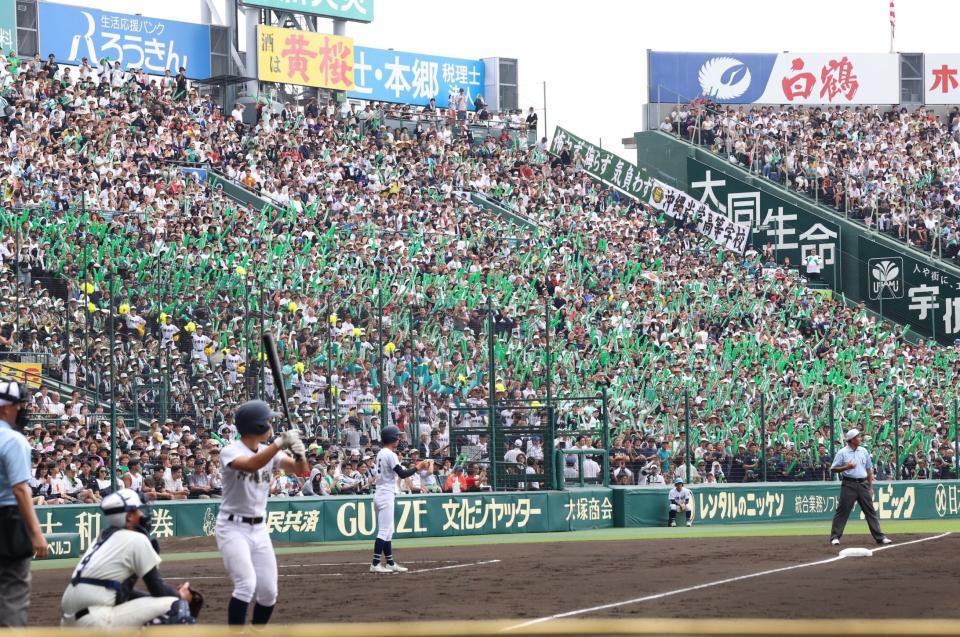 　３回、チャンスで盛り上がる三塁アルプス席（撮影・中田匡峻）