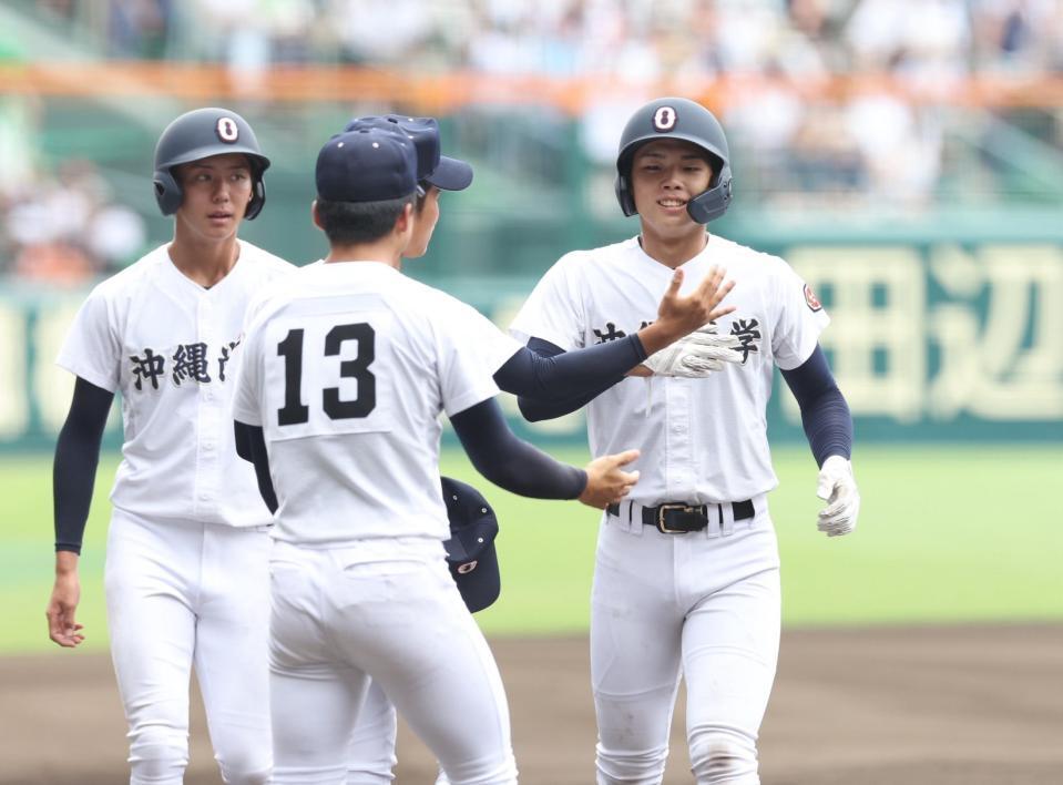 　６回、勝ち越し適時打を放った沖縄尚学・宜野座（撮影・中田匡峻）