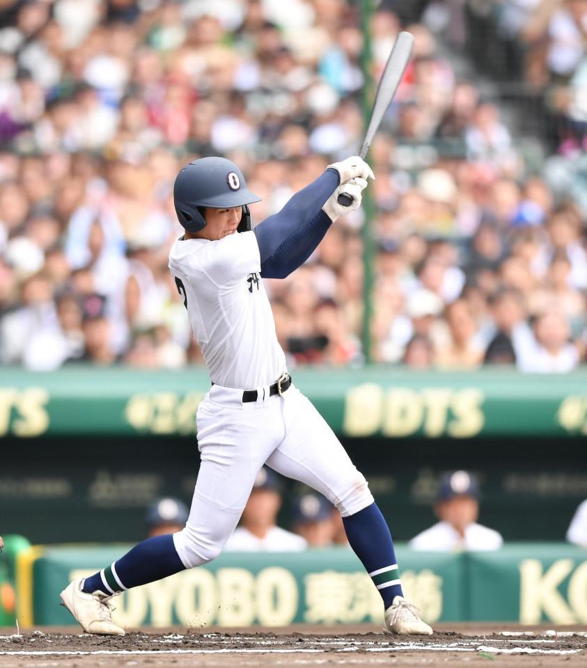 　６回、勝ち越しの左前適時打を放つ沖縄尚学・宜野座恵夢（撮影・開出牧）