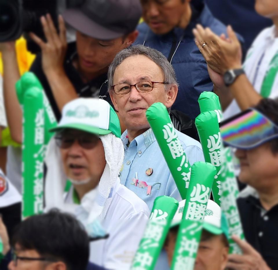 　アルプス席で声援を送る玉城デニー沖縄県知事（撮影・山口登）