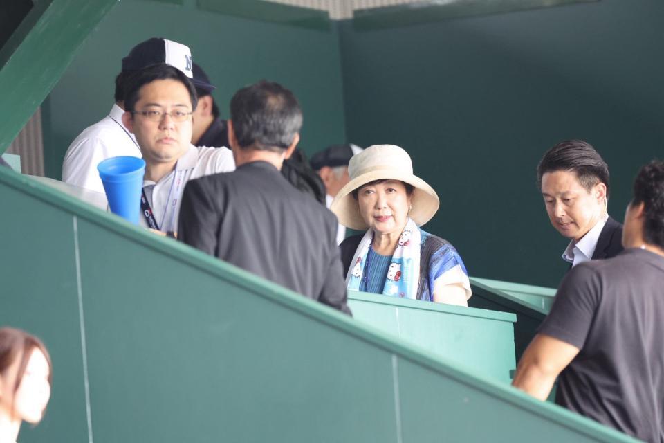 　甲子園を訪れた小池百合子都知事