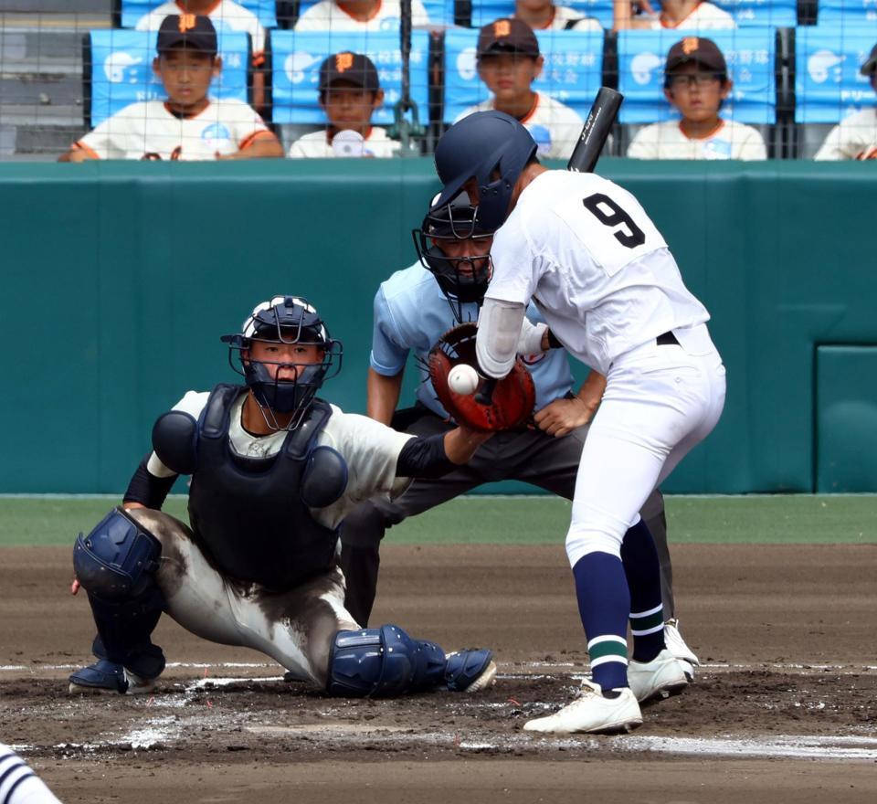 　７回、死球を受ける沖縄尚学・伊波槙人（撮影・山口登）