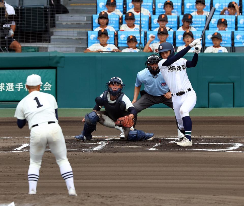 　６回、左前に勝ち越し適時打を放つ沖縄尚学・宜野座恵夢（投手・近藤優樹、捕手・竹中秀明）＝撮影・山口登