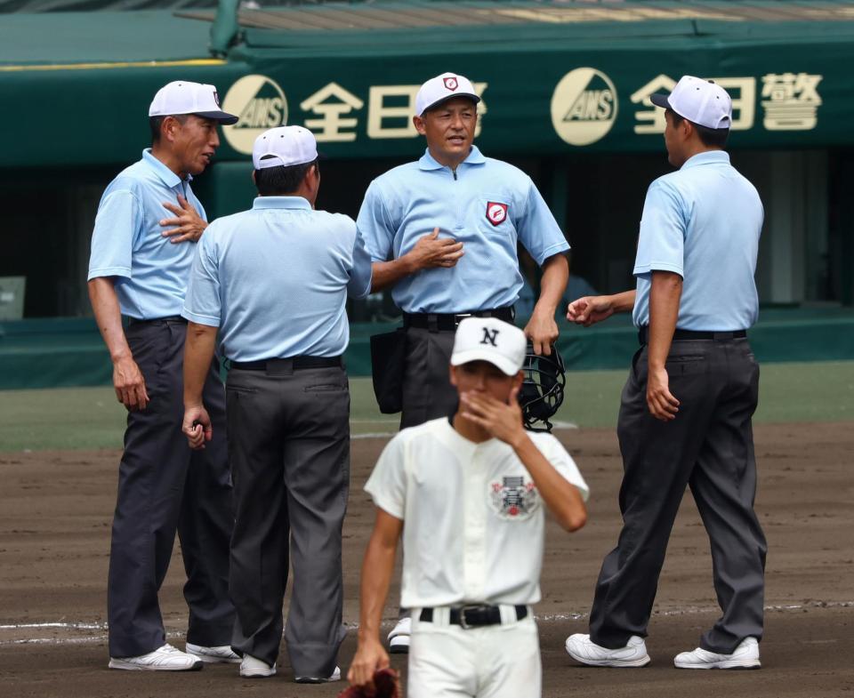 　７回、沖縄尚学・伊波槙人の死球の判定に集まる審判団（撮影・山口登