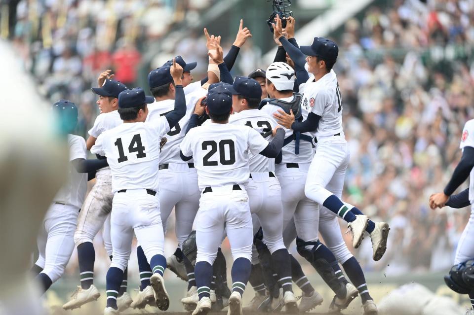 　優勝を決め、歓喜する沖縄尚学ナイン（撮影・西田忠信）