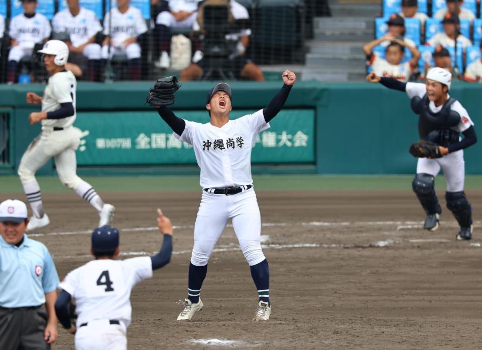 　優勝の瞬間、ガッツポーズを決める沖縄尚学・末吉良丞（撮影・山口登）