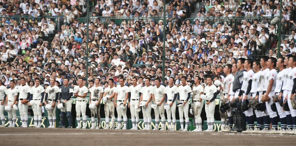 　決勝で沖縄尚学に敗れ整列する日大三ナイン（撮影・西田忠信）