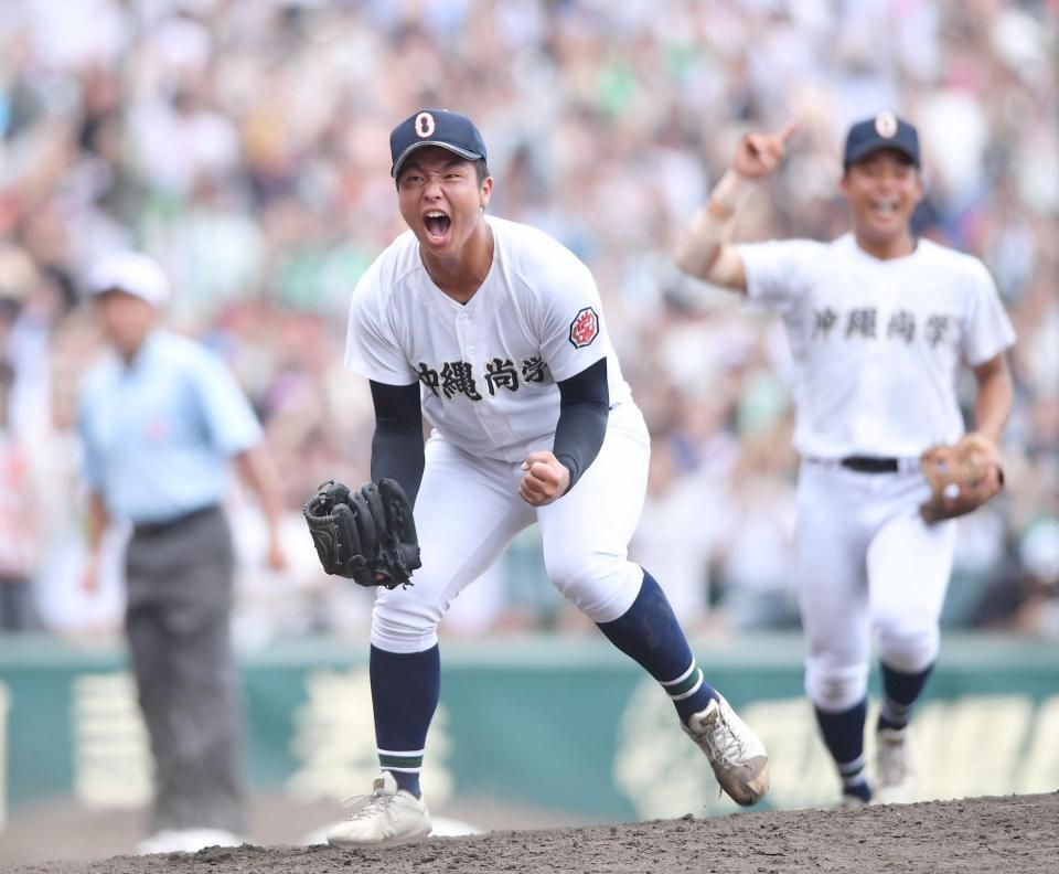 　９回、代打・永野翔成を遊ゴロ併殺に打ち取り歓喜の雄たけびを上げる沖縄尚学・末吉良丞（撮影・開出牧）