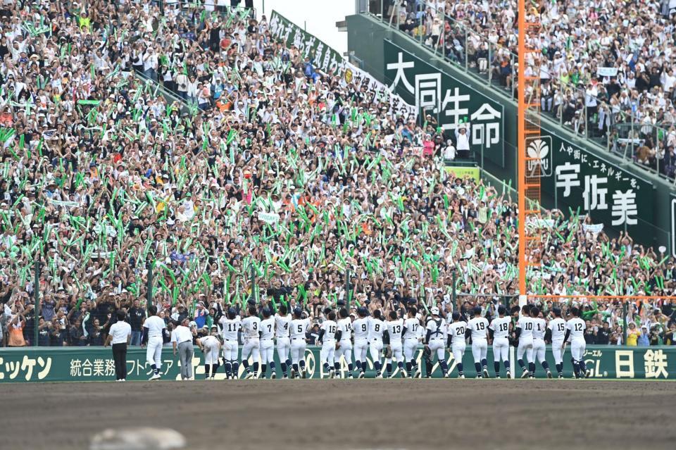 　スタンドの大応援団と優勝の喜びを分かち合う沖縄尚学ナイン（撮影・開出牧）