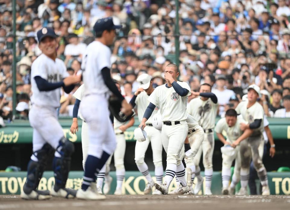 　沖縄尚学に敗れ、涙を流す日大三の選手たち（撮影・西田忠信）