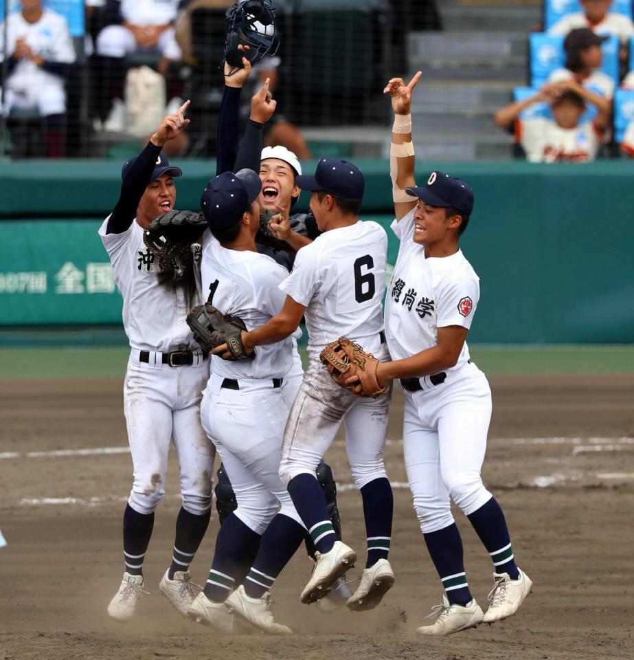 　優勝を決め歓喜の宜野座恵夢（中央）ら沖縄尚学ナイン（撮影・山口登）