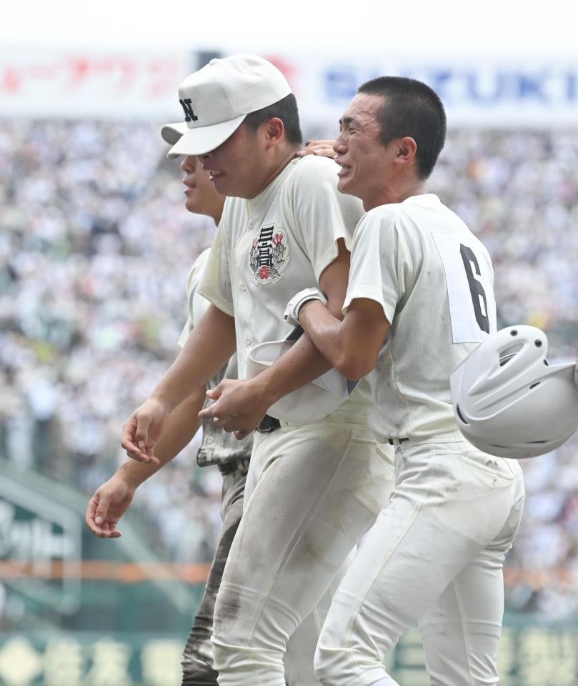 　３年生の松岡翼（手前）らに抱えられながら引き揚げる日大三・田中諒（撮影・開出牧）