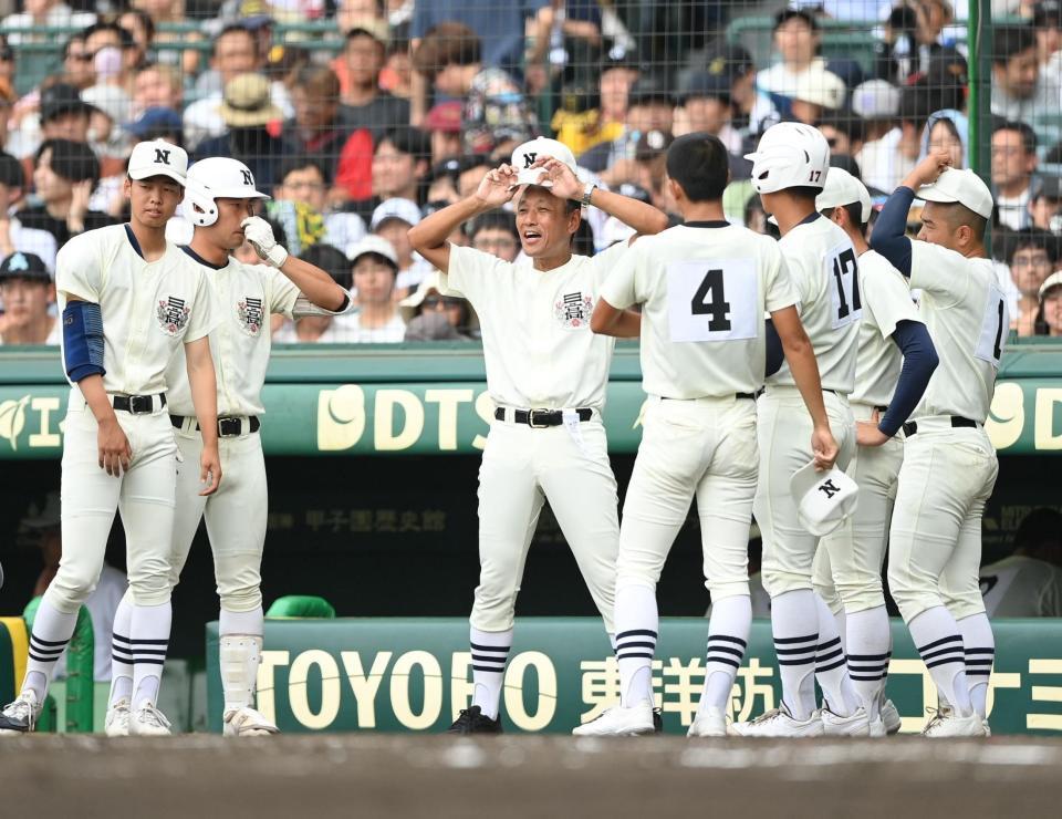 　５回の守備を終え、ナインを集める日大三・三木有造監督（中央）＝撮影・西田忠信