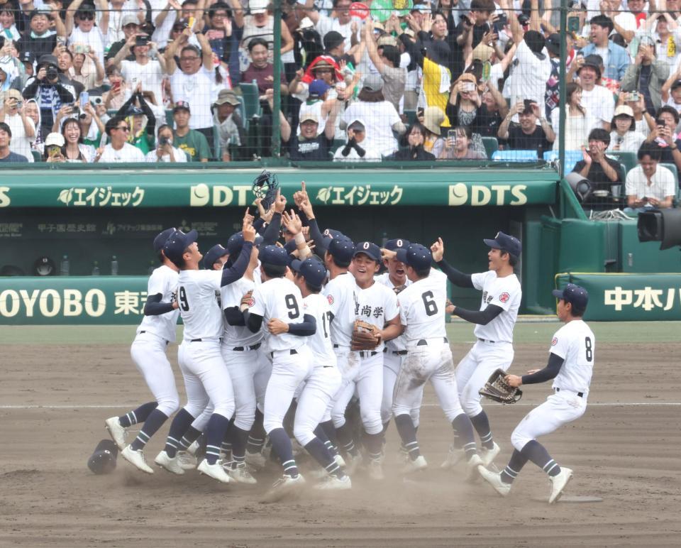 　優勝を決め、歓喜の沖縄尚学ナイン（撮影・中田匡峻）