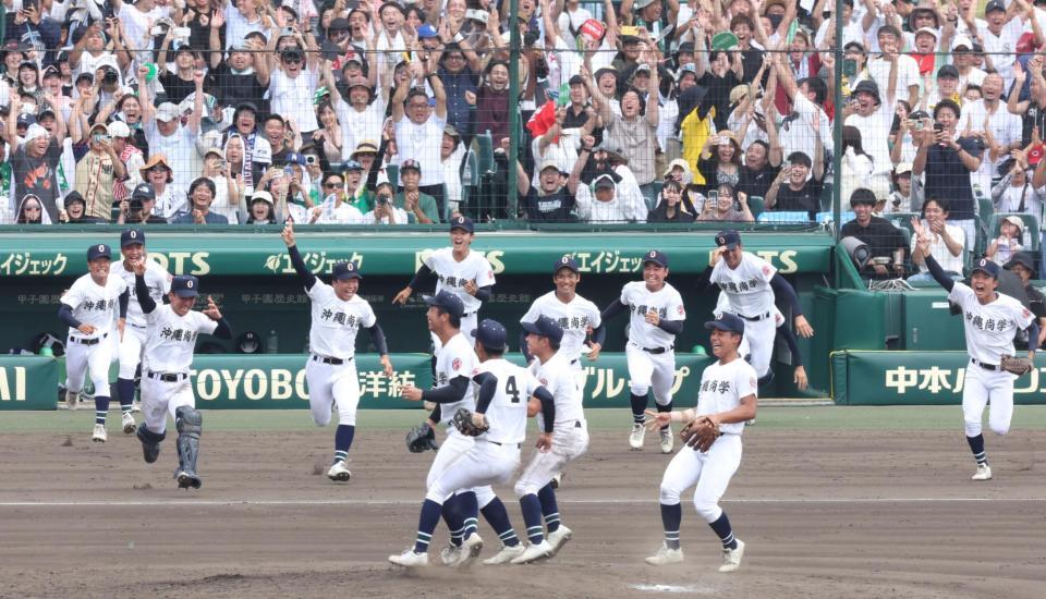 　優勝を決め、歓喜の沖縄尚学ナイン（撮影・中田匡峻）