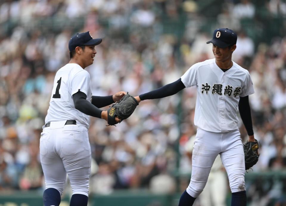 　８回途中、先発の新垣有絃（右）からマウンドを引き継ぐ沖縄尚学・末吉良丞（撮影・西田忠信）