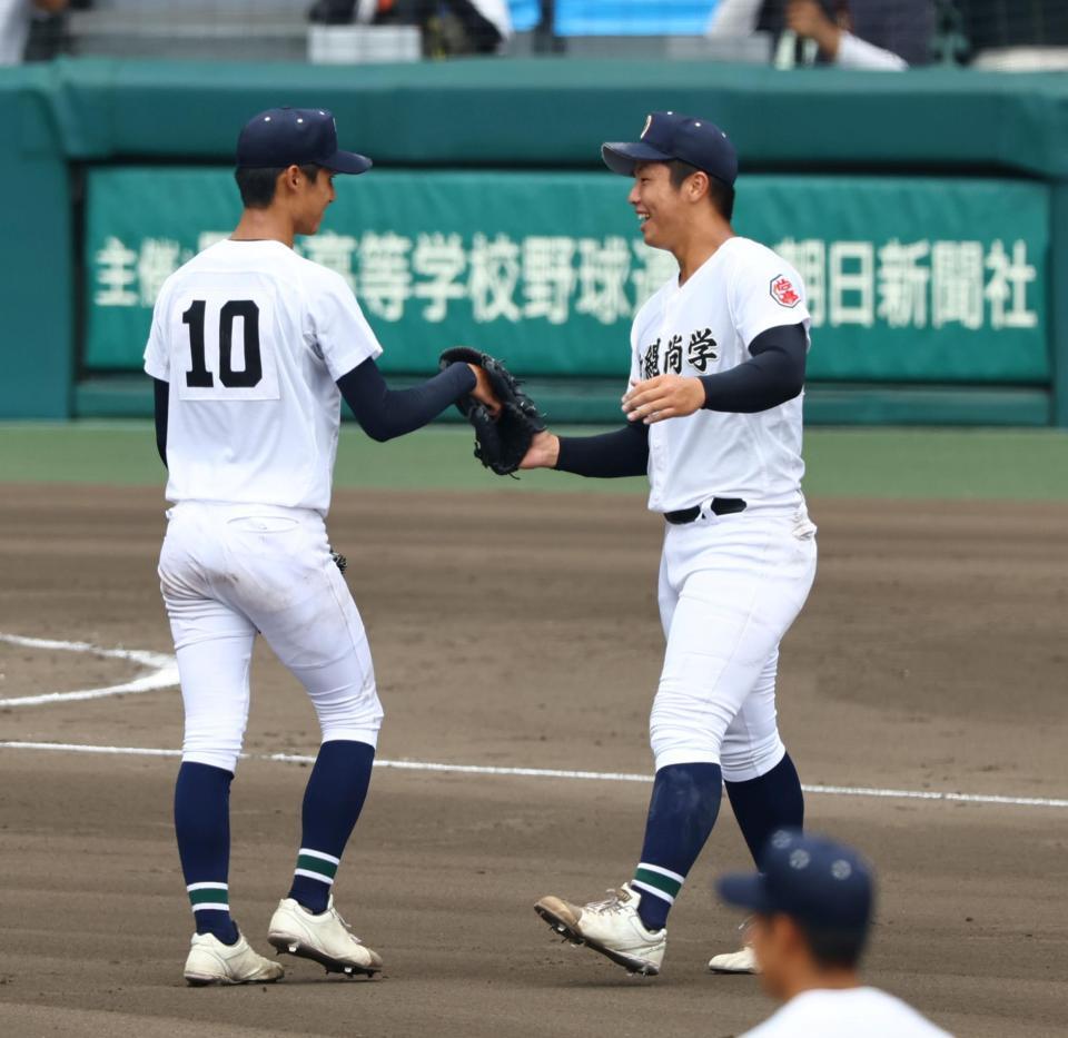 　８回途中、先発した新垣有絃（左）と交代しマウンドに上がる沖縄尚学・末吉良丞（撮影・山口登）