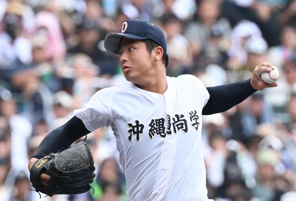 　日大三戦の８回途中から２番手で登板した沖縄尚学の末吉