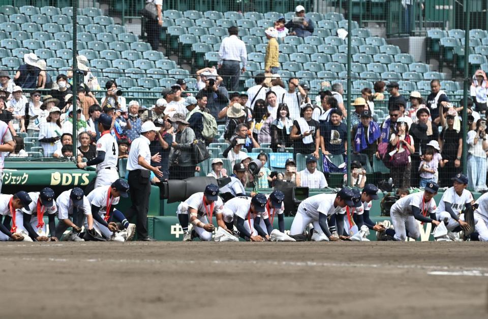 　夏の甲子園で初優勝し甲子園の土を拾う沖縄尚学ナイン（撮影・開出牧）