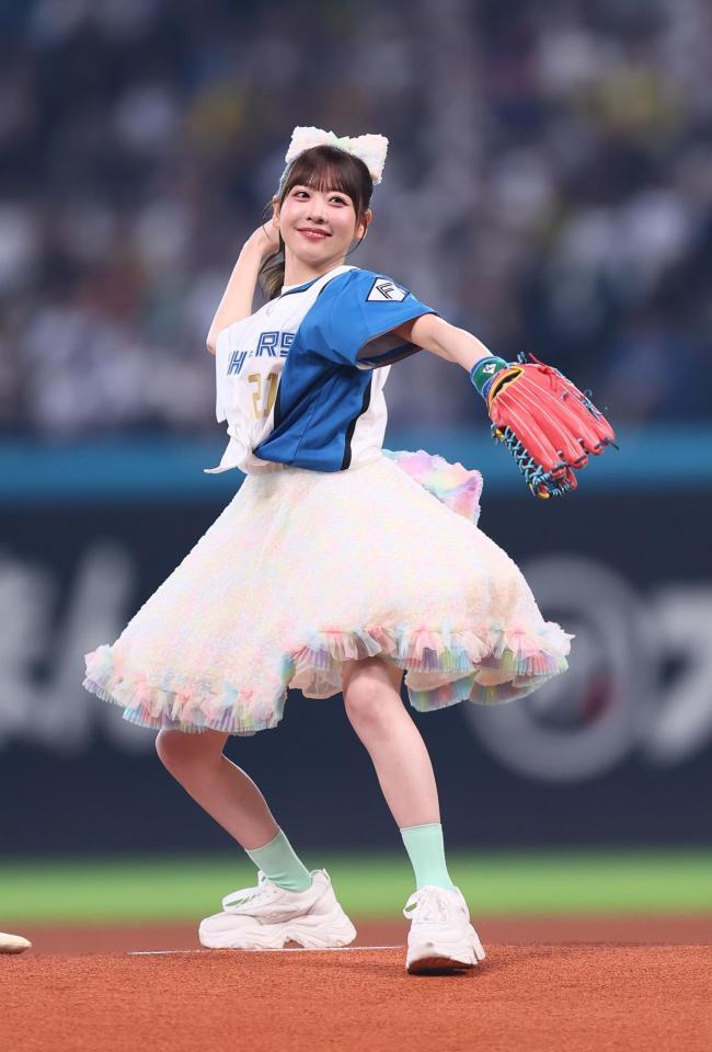 　ファーストピッチセレモニーで投球するＦＲＵＩＴＳ　ＺＩＰＰＥＲ・櫻井優衣（撮影・中島達哉）