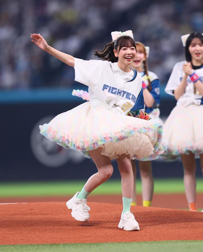 　ファーストピッチセレモニーで投球するＦＲＵＩＴＳ　ＺＩＰＰＥＲ・櫻井優衣（撮影・中島達哉）