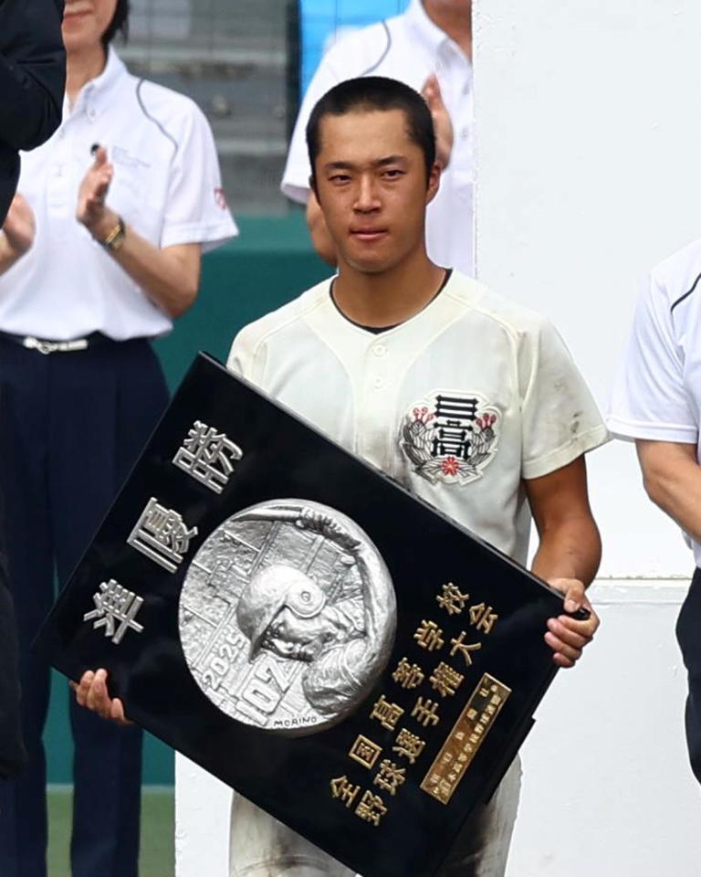 　準優勝盾を受け取る日大三・本間律輝（撮影・山口登）