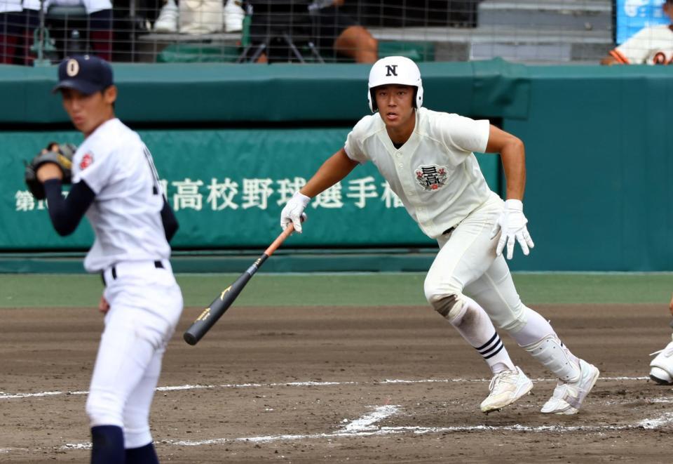 　８回、中前打を放つ日大三・本間律輝（投手・新垣有絃）＝撮影・山口登