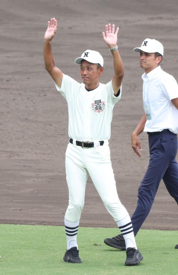 　スタンドに手を振る日大三・三木有造監督（撮影・中田匡峻）