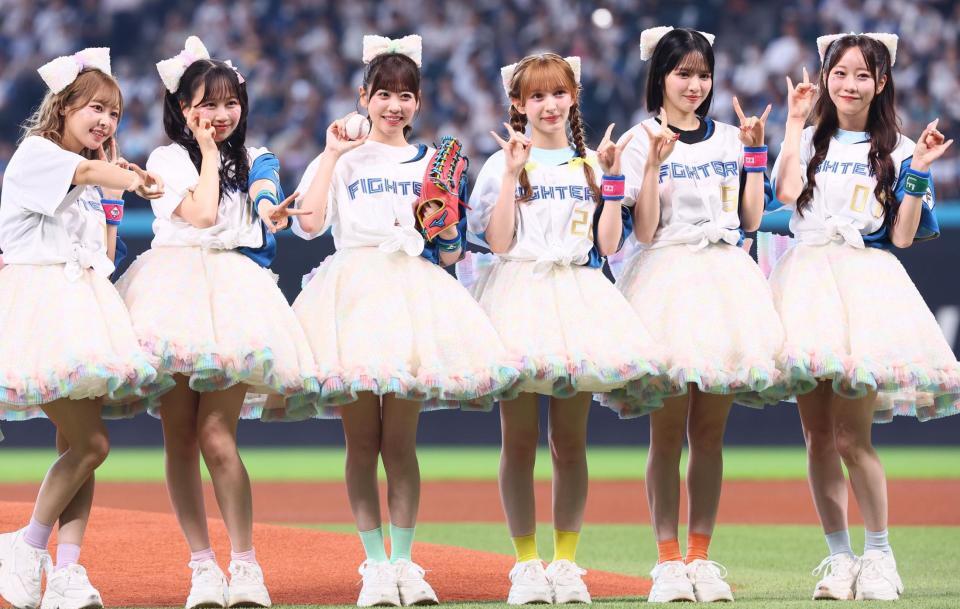 　ファーストピッチセレモニーに登場したＦＲＵＩＴＳ　ＺＩＰＰＥＲ（撮影・中島達哉）