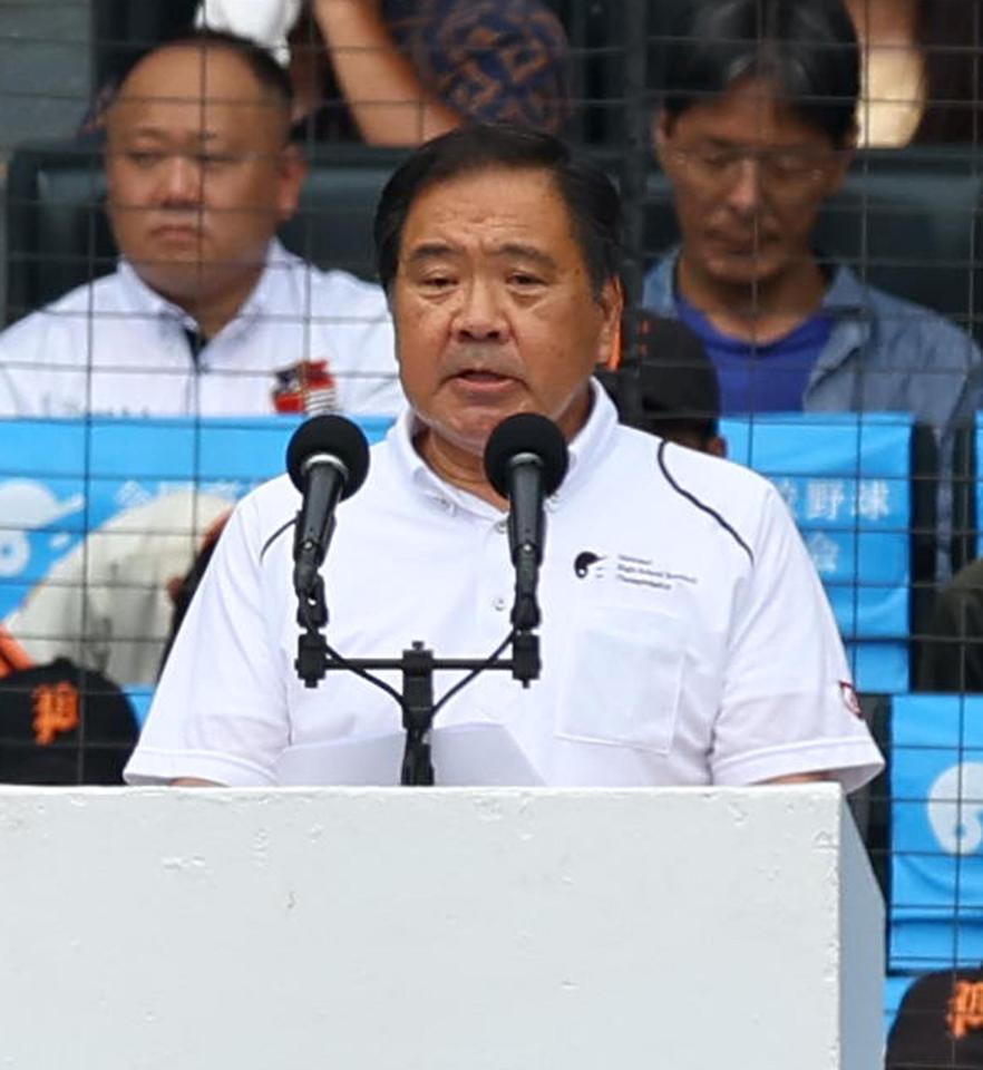 　閉会式で言葉を述べる宝馨高野連会長（撮影・山口登）
