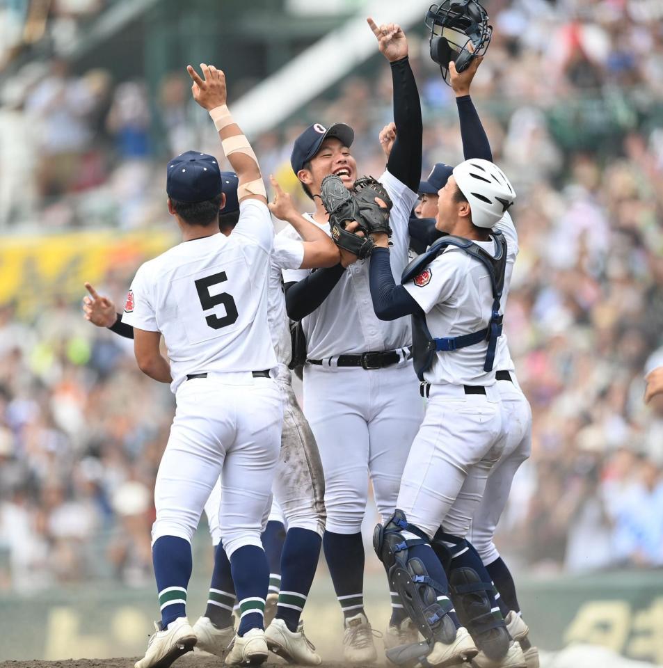 　優勝を決め、歓喜する末吉良丞（中央）ら沖縄尚学ナイン（撮影・西田忠信）