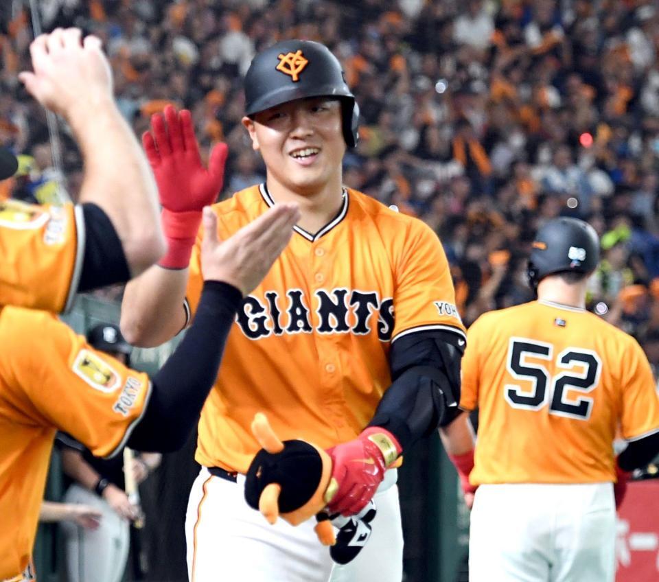 　５回、岡本は左越えに２試合連続の１０号ソロを放ち、笑顔を見せる（撮影・佐藤厚）