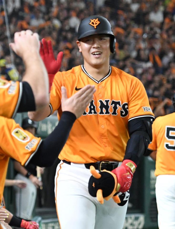 　５回、岡本は左越えに２試合連続の１０号ソロを放ち、笑顔を見せる（撮影・佐藤厚）