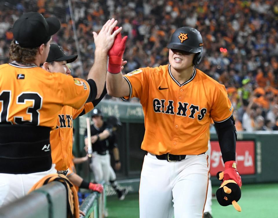 　５回、岡本は左越えに２試合連続の１０号ソロを放ち、笑顔を見せる（撮影・佐藤厚）