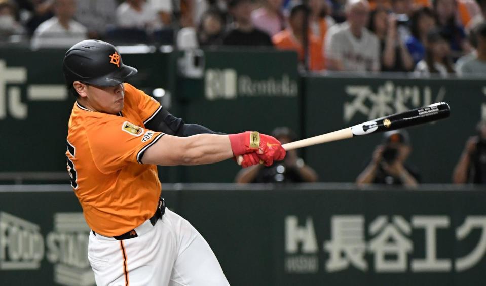 　５回、岡本は左越えに２試合連続の１０号ソロを放つ（撮影・佐藤厚）