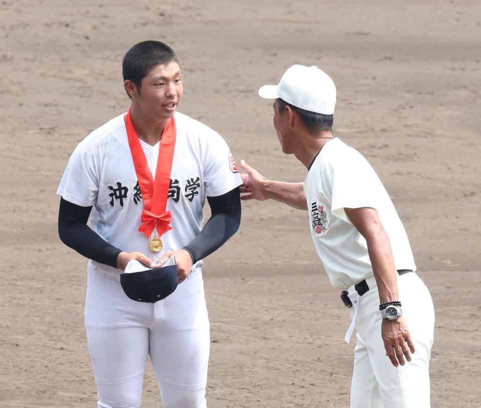 　日大三・三木有造監督（右）と言葉を交わす沖縄尚学・末吉良丞（撮影・中田匡峻）