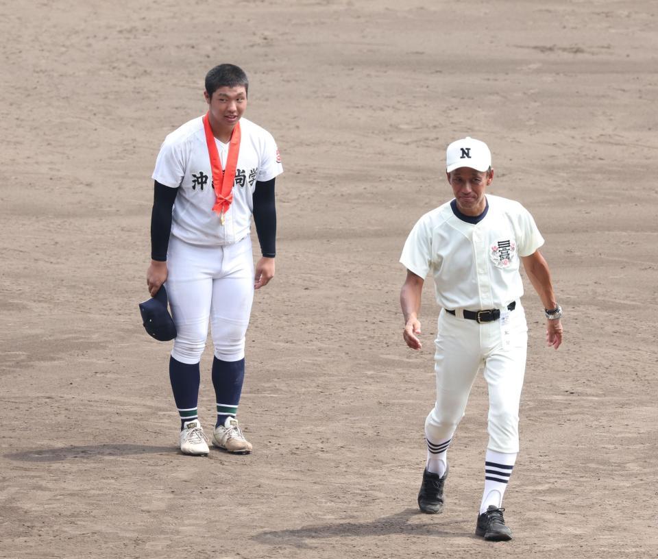 　日大三・三木有造監督（右）に一礼する沖縄尚学・末吉良丞（撮影・中田匡峻）