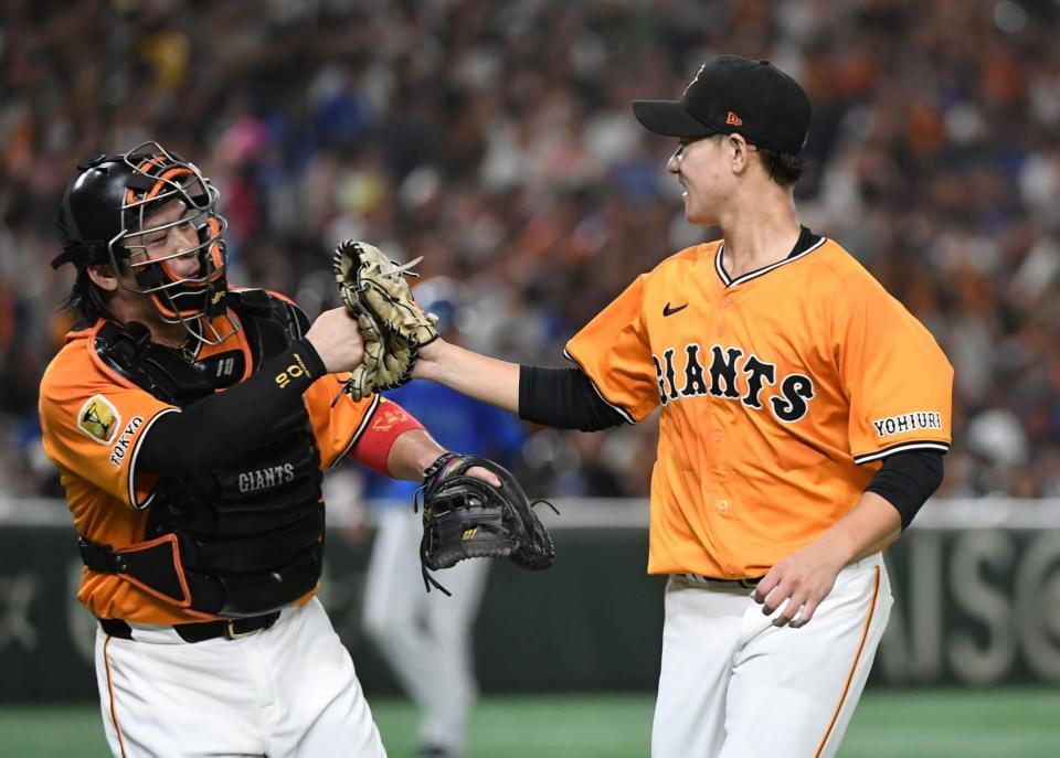 　４回、戸柱を空振り三振に仕留め、甲斐（左）とグータッチする井上（撮影・佐藤厚）