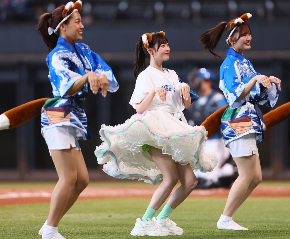 　ファイターズガールときつねダンスを踊るＦＲＵＩＴＳ　ＺＩＰＰＥＲ・櫻井優衣（中央）＝撮影・中島達哉