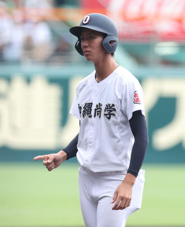 三塁コーチを務める沖縄尚学・田中彪斗＝甲子園（撮影・中田匡峻）