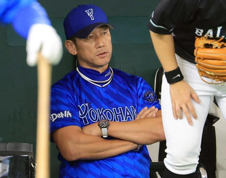 　７回表、試合を見つめる三浦監督