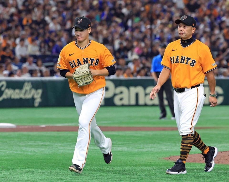 　６回途中で降板する井上（左）。右は阿部監督