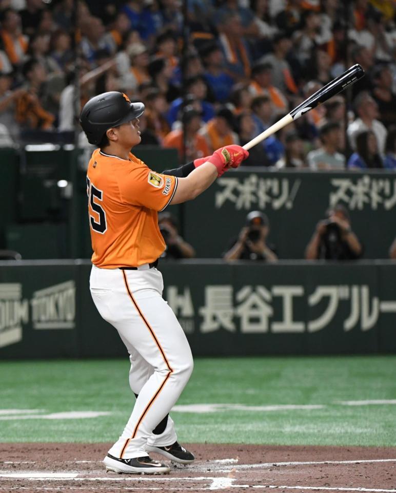 　７回、岡本は２打席連続の１１号ソロを放つ（撮影・佐藤厚）