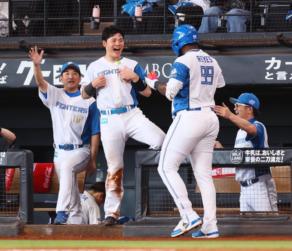 　７回、ソロを放ったレイエス（９９）をゴリラパフォーマンスで迎える清宮幸（中央）＝撮影・中島達哉