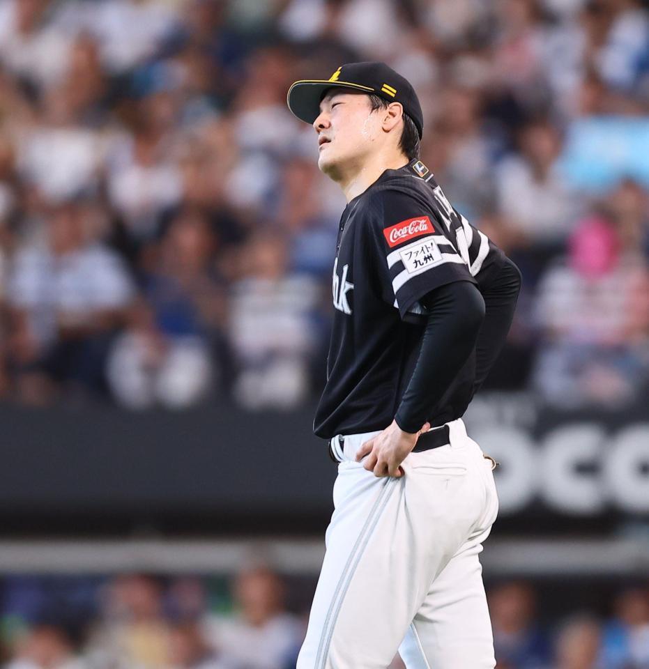 　２回、自らのフィルダースチョイスで満塁となり、首をかしげる有原（撮影・中島達哉）