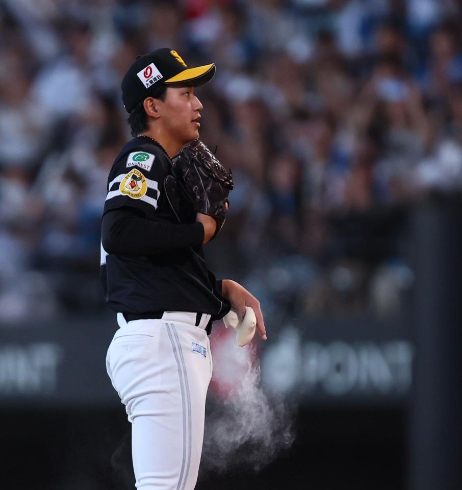 　７回、レイエス、石井にソロを浴び、肩を落とす前田悠（撮影・中島達哉）