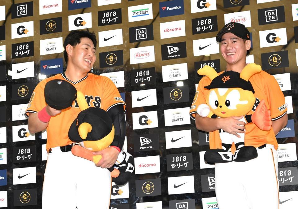 　お立ち台で笑顔を見せる岡本（左）と井上（撮影・佐藤厚）