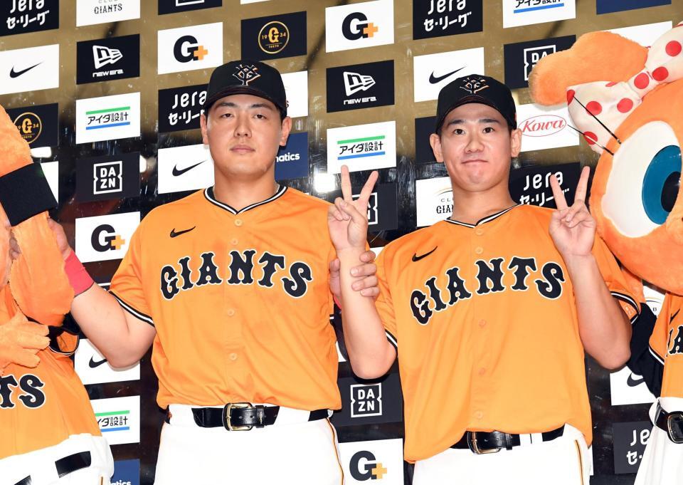 　お立ち台に並ぶ岡本（左）と井上（撮影・佐藤厚）